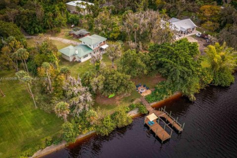 House in LaBelle, Florida 2 bedrooms, 151.62 sq.m. № 1455875 - photo 1