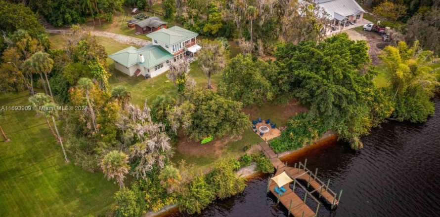 House in LaBelle, Florida 2 bedrooms, 151.62 sq.m. № 1455875