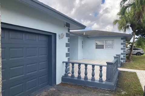Villa ou maison à louer à Margate, Floride: 4 chambres, 171.87 m2 № 2083370 - photo 3