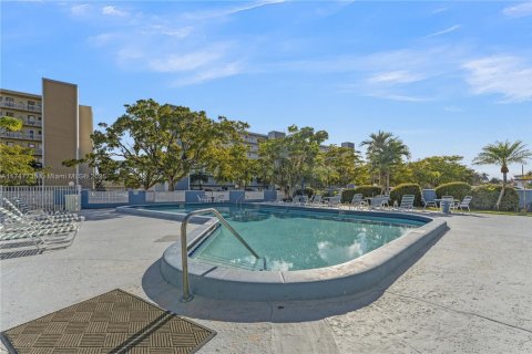 Copropriété à vendre à Hallandale Beach, Floride: 2 chambres, 101.45 m2 № 2189302 - photo 30