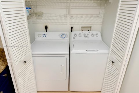 Снять в аренду кондоминиум в Холливуд, Флорида 2 спальни, 92.9м2, № 1948664 - фото 10