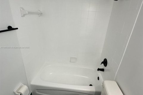 Снять в аренду кондоминиум в Холливуд, Флорида 2 спальни, 92.9м2, № 1948664 - фото 3