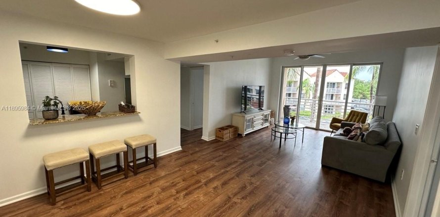 Кондоминиум с 2 спальнями в Холливуд, Флорида № 1948664