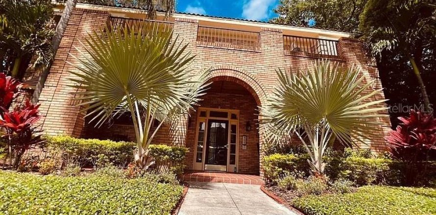 Immobilier commercial à Tampa, Floride 8 chambres, 655.7 m2 № 1821447