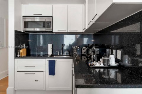 Condo in Fort Lauderdale, Florida, 1 bedroom № 2025047 - photo 5