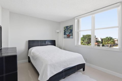 Condominio en venta en Lauderdale-by-the-Sea, Florida, 2 dormitorios, 130.06 m2 № 2077742 - foto 17