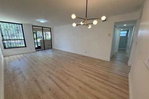 Condo in Tamarac, Florida, 2 bedrooms  № 2012651 - photo 8