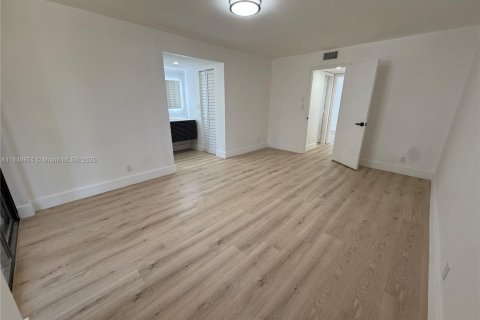 Condo in Tamarac, Florida, 2 bedrooms  № 2012651 - photo 12