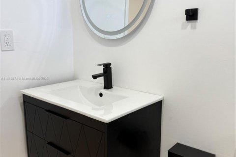 Condo in Tamarac, Florida, 2 bedrooms  № 2012651 - photo 23