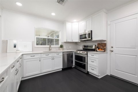 House in Saint Petersburg, Florida 3 bedrooms, 175.21 sq.m. № 2142089 - photo 7