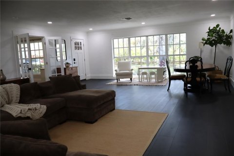 House in Saint Petersburg, Florida 3 bedrooms, 175.21 sq.m. № 2142089 - photo 12