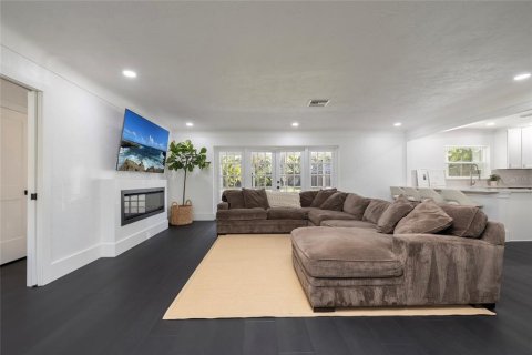 House in Saint Petersburg, Florida 3 bedrooms, 175.21 sq.m. № 2142089 - photo 11