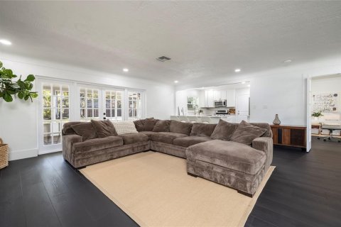 House in Saint Petersburg, Florida 3 bedrooms, 175.21 sq.m. № 2142089 - photo 15