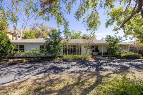 House in Saint Petersburg, Florida 3 bedrooms, 175.21 sq.m. № 2142089
