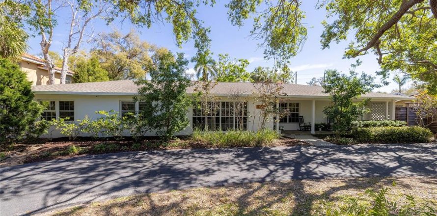 House in Saint Petersburg, Florida 3 bedrooms, 175.21 sq.m. № 2142089