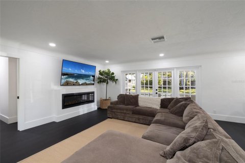 House in Saint Petersburg, Florida 3 bedrooms, 175.21 sq.m. № 2142089 - photo 14
