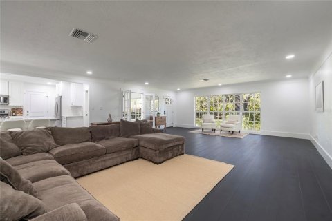 House in Saint Petersburg, Florida 3 bedrooms, 175.21 sq.m. № 2142089 - photo 13