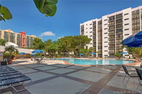 Condominio en alquiler en Sunny Isles Beach, Florida, 1 dormitorio, 71.26 m2 № 2264568 - foto 7
