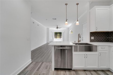 Condo in Palm Harbor, Florida, 2 bedrooms  № 1915033 - photo 9