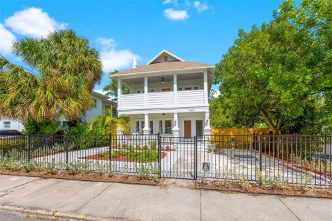 House in Saint Petersburg, Florida 4 bedrooms, 205.13 sq.m. № 2396306 - photo 6