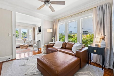 House in Saint Petersburg, Florida 4 bedrooms, 205.13 sq.m. № 2396306 - photo 20
