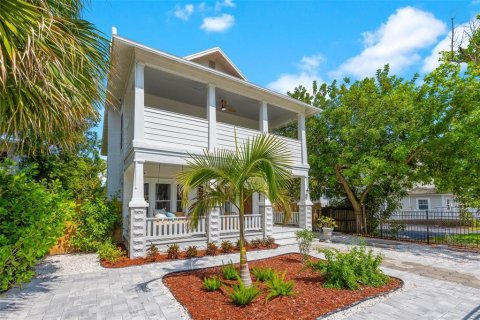 House in Saint Petersburg, Florida 4 bedrooms, 205.13 sq.m. № 2396306 - photo 2