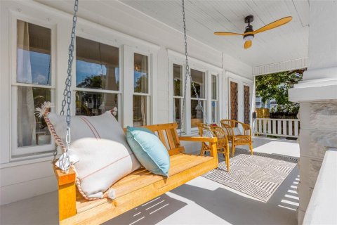 House in Saint Petersburg, Florida 4 bedrooms, 205.13 sq.m. № 2396306 - photo 9