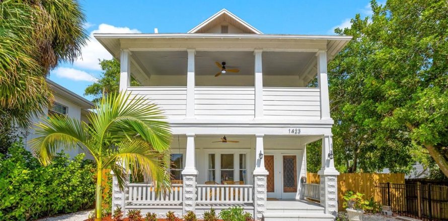 House in Saint Petersburg, Florida 4 bedrooms, 205.13 sq.m. № 2396306
