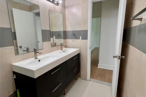 Снять в аренду виллу или дом в Майами-Бич, Флорида 2 спальни, 95.04м2, № 1972732 - фото 17