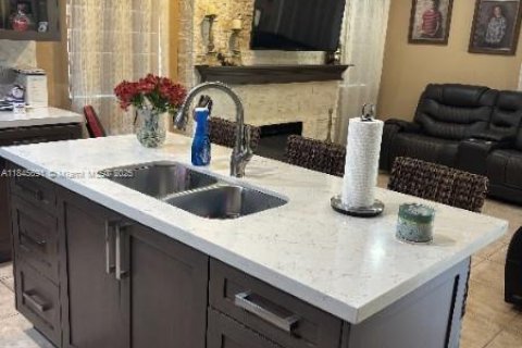 Casa en venta en Miami Lakes, Florida, 4 dormitorios, 198.72 m2 № 1845990 - foto 6