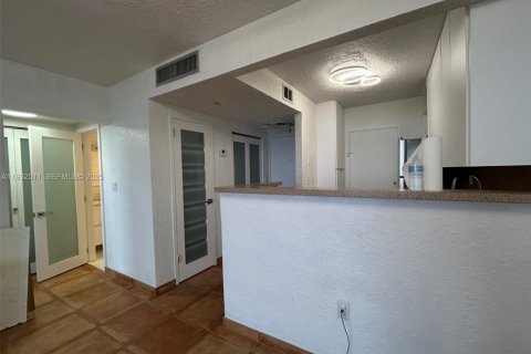 Condominio en alquiler en Miami Beach, Florida, 1 dormitorio, 67.45 m2 № 1992089 - foto 2