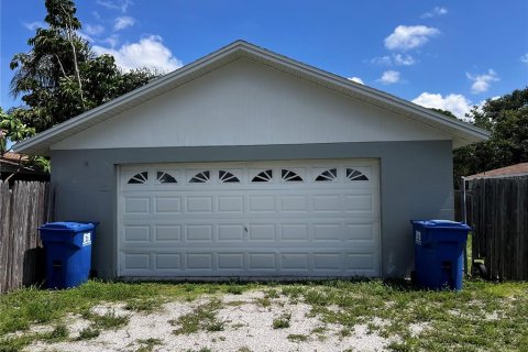 Immobilier commercial à vendre à Saint Petersburg, Floride: 4 chambres, 75.81 m2 № 2429209 - photo 2