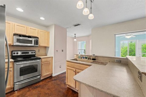 House in Spring Hill, Florida 2 bedrooms, 111.48 sq.m. № 2324240 - photo 10