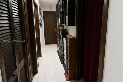 Casa en venta en Miami, Florida, 7 dormitorios, 383.97 m2 № 2171060 - foto 8