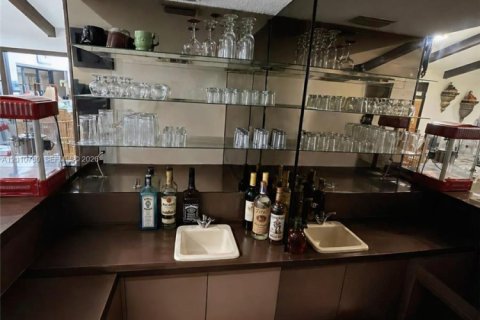 Casa en venta en Miami, Florida, 7 dormitorios, 383.97 m2 № 2171060 - foto 12