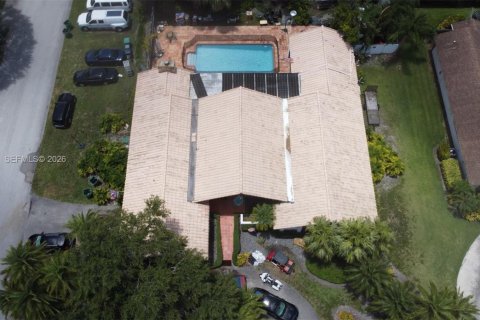Casa en venta en Miami, Florida, 7 dormitorios, 383.97 m2 № 2171060 - foto 2