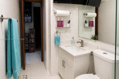 Casa en venta en Miami, Florida, 7 dormitorios, 383.97 m2 № 2171060 - foto 9