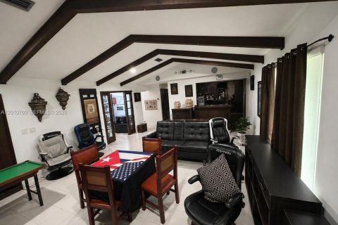 Casa en venta en Miami, Florida, 7 dormitorios, 383.97 m2 № 2171060 - foto 4