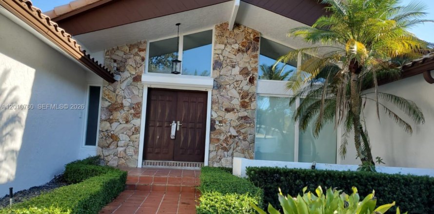 Casa en Miami, Florida 7 dormitorios, 383.97 m2 № 2171060