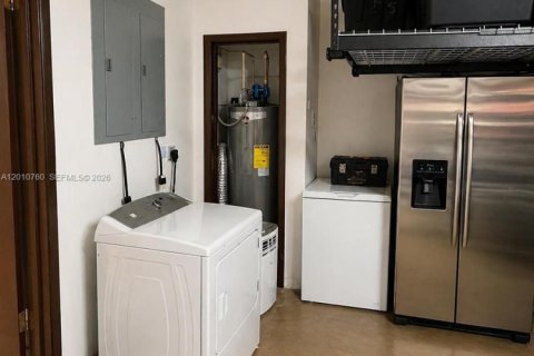 Casa en venta en Miami, Florida, 7 dormitorios, 383.97 m2 № 2171060 - foto 15