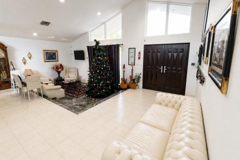 Casa en venta en Miami, Florida, 7 dormitorios, 383.97 m2 № 2171060 - foto 3