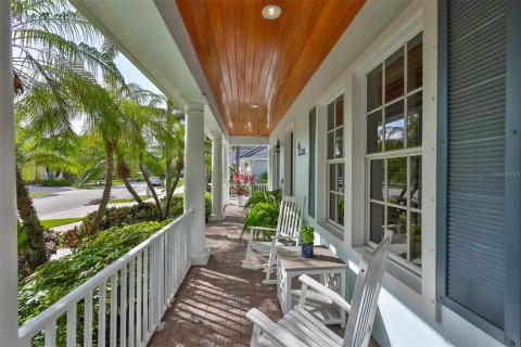 House in Apollo Beach, Florida 4 bedrooms, 343.65 sq.m. № 2114300 - photo 8