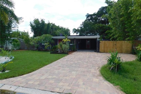 House in Saint Petersburg, Florida 2 bedrooms, 67.17 sq.m. № 2388736