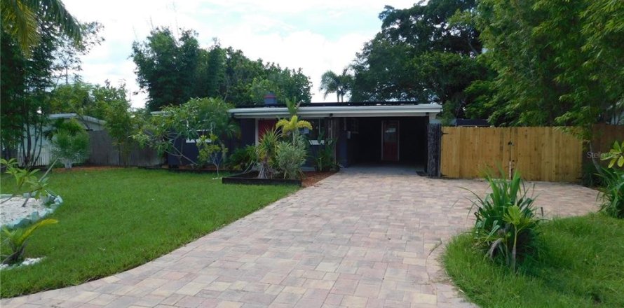 House in Saint Petersburg, Florida 2 bedrooms, 67.17 sq.m. № 2388736