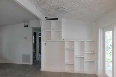 House in Saint Petersburg, Florida 2 bedrooms, 67.17 sq.m. № 2388736 - photo 4