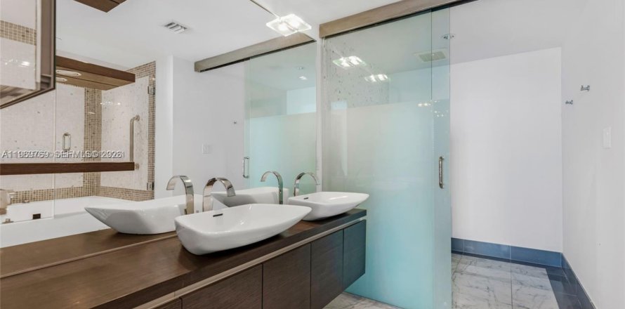 Condo in Miami, Florida, 1 bedroom № 2030898