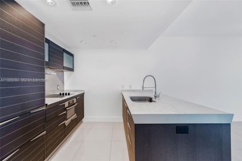 Condo in Miami, Florida, 1 bedroom № 2030898 - photo 6