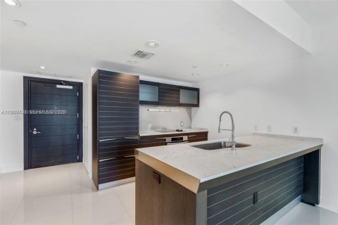 Condo in Miami, Florida, 1 bedroom № 2030898 - photo 3