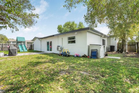 House in Hollywood, Florida 3 bedrooms, 262.26 sq.m. № 1060062 - photo 1