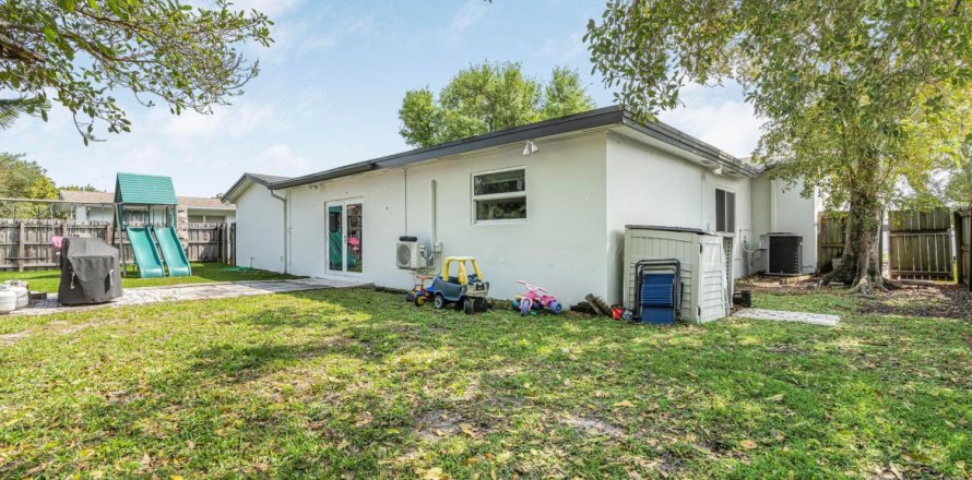 House in Hollywood, Florida 3 bedrooms, 262.26 sq.m. № 1060062